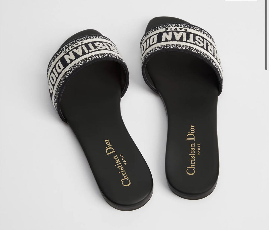 D woman sandals black